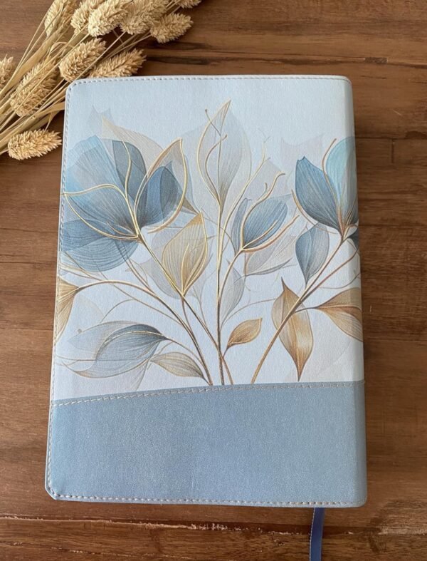 Biblia de la Mujer Conforme al corazón de Dios (Edición Petalos)