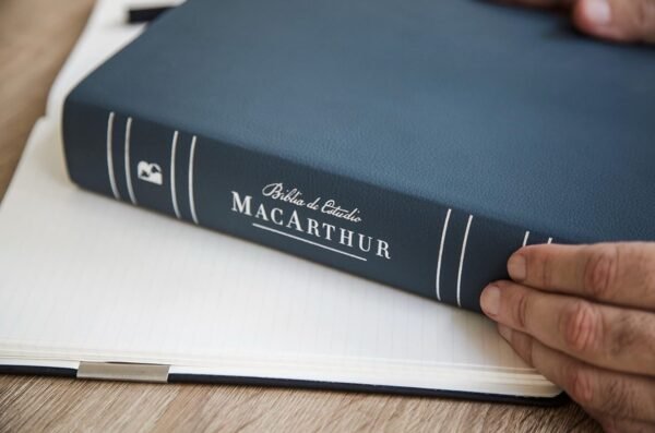 NBLA Biblia de Estudio MacArthur, Piel Genuina, Azul pizarra