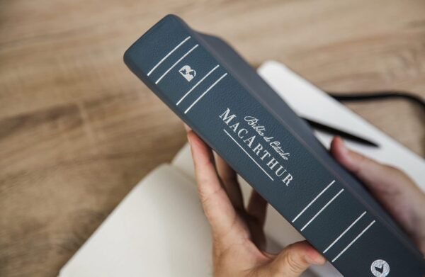 NBLA Biblia de Estudio MacArthur, Piel Genuina, Azul pizarra