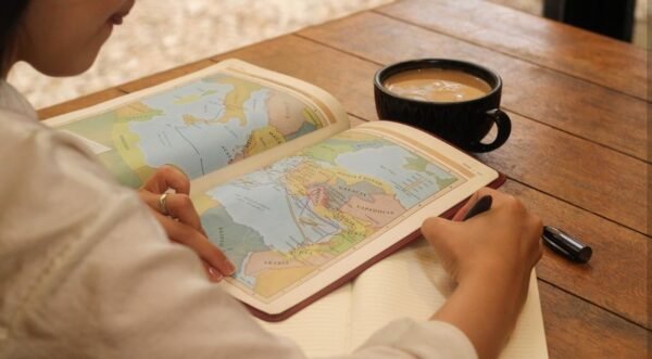 Biblia de Estudio de Transfondo Cultural (Rojo Vino con Índice)