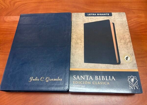img_9164 Santa Biblia NTV, Edición clásica, letra gigante (SentiPiel, Azul, Índice, Letra Roja)