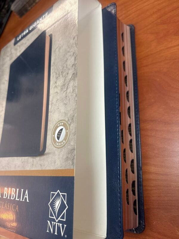 img_9170 Santa Biblia NTV, Edición clásica, letra gigante (SentiPiel, Azul, Índice, Letra Roja)